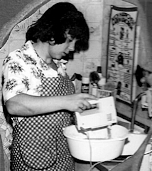Hausfrau in DDR Küche