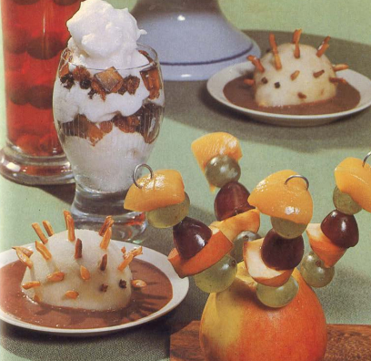 Serviervorschläge im DDR Kochbuch-Klassiker »Wir kochen gut«, Verlag für die Frau Leipzig Rezeptbilder im Buch »Wir kochen gut«